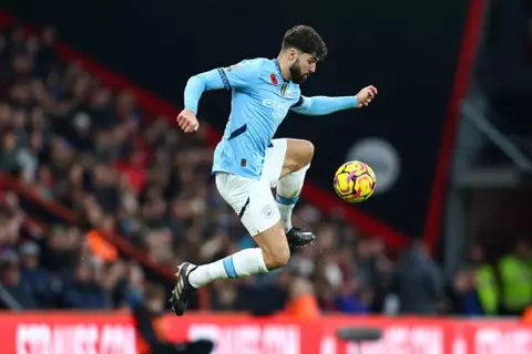 بقدرات تفوق سنه.. جفارديول يكمل 100 مباراة مع مانشستر سيتي